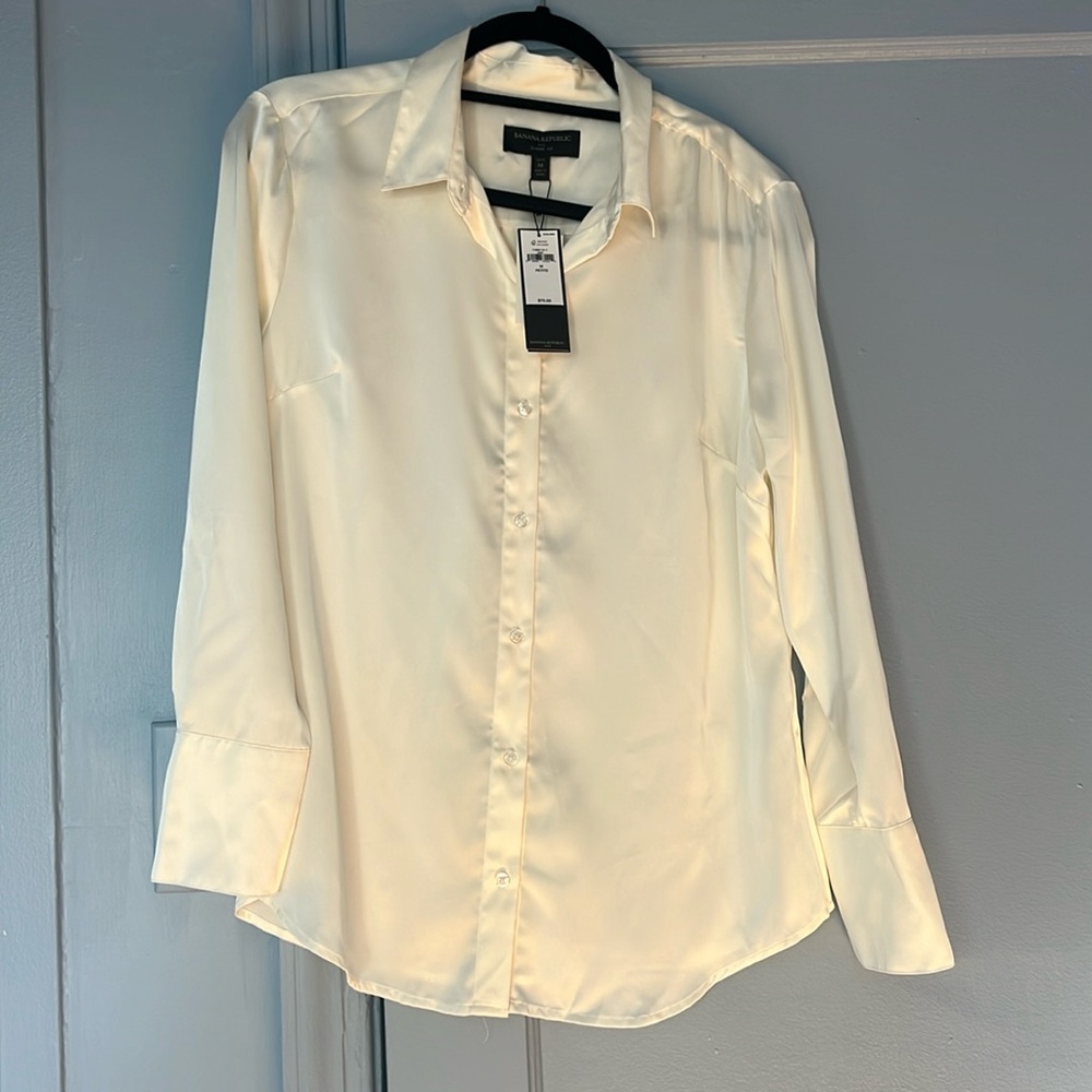 NWT Cream Banana Republic “Silk” Blouse Size Medium Petite
